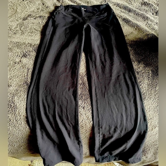 Athleta Elation flare yoga pant, black, size XS, very soft, excellent condition - Picture 2 of 4